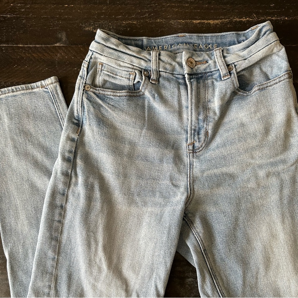 American Eagle light wash blue jeans straight skinny
